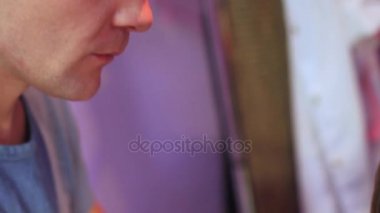 Rusya, Novokuznetsk, 19 Temmuz 2017: asıl arkasındaki dövme yapar