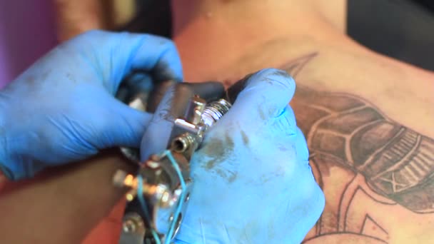 Master provede tetování — Stock video