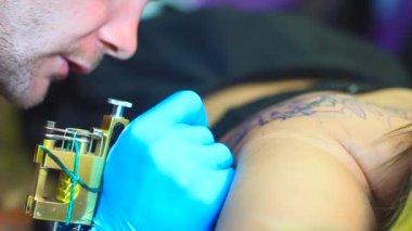 kadın ana dövmesi arka