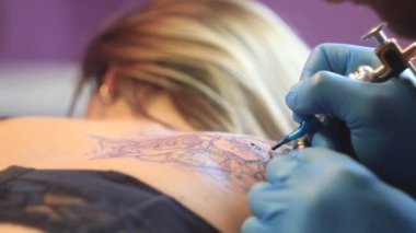 kadın ana dövmesi arka