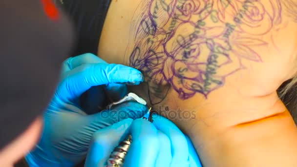 Mujer maestro tatuaje en la espalda — Vídeos de Stock