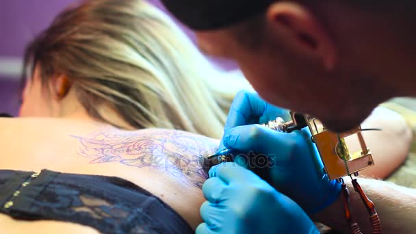 Tatouage maître femme sur le dos — Video