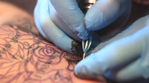 Tatouage maître femme sur le dos — Video