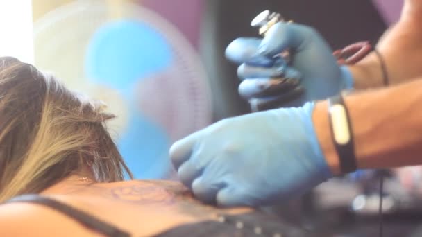 Vrouw master tattoo op rug — Stockvideo