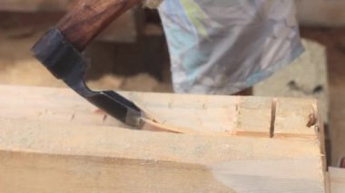 Güçlü oduncunun odun keserken