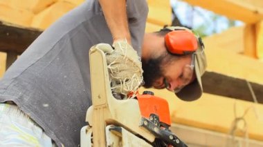 işçi testere talaş