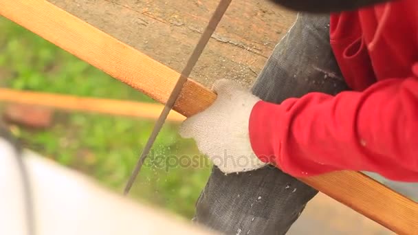 Arbetaren sågning trä handen såg — Stockvideo