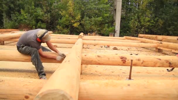 Strong lumberjack chopping wood — Stock Video