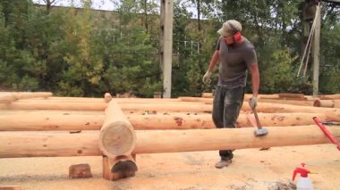 Güçlü oduncunun odun keserken