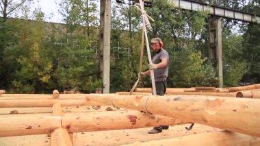 Güçlü oduncunun odun keserken