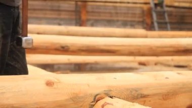 Güçlü oduncunun odun keserken