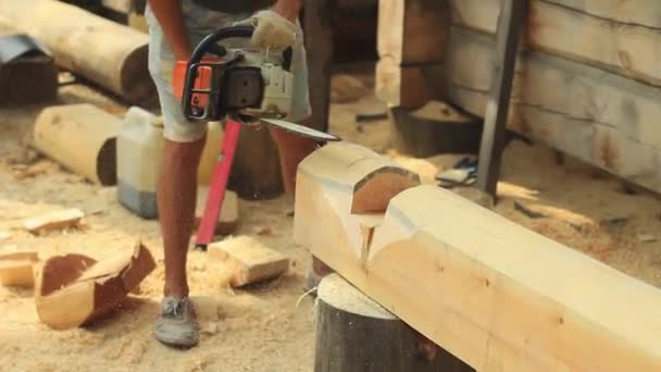 Säge sägt Holz für zu Hause — Stockvideo