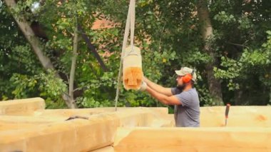 Rusya, Novokuzneck, 31.08.2017: odun kesmenin güçlü oduncu