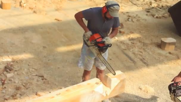 Росія, Novokuzneck, 31.08.2017: Побачив розпилювання деревини для дому — стокове відео