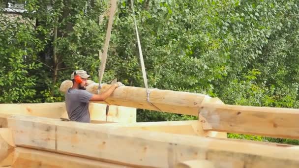 Ρωσία, Novokuzneck, 31.08.2017: Κόβουν ξύλα ισχυρή ξυλοκόπος — Αρχείο Βίντεο