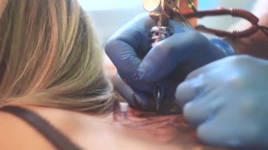 kadın ana dövmesi arka