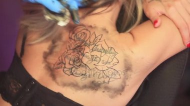 kadın ana dövmesi arka