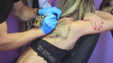 kadın ana dövmesi arka