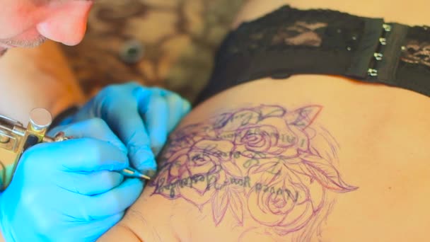 Donna master tatuaggio sul retro — Video Stock