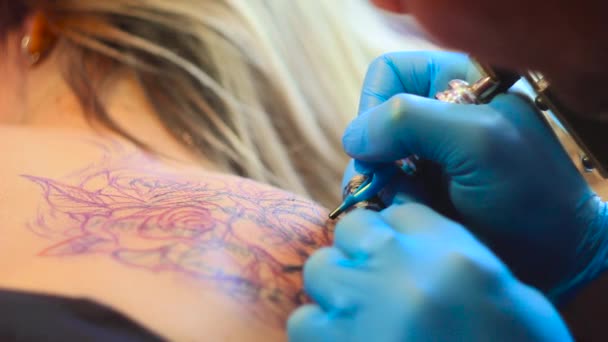 Vrouw master tattoo op rug — Stockvideo
