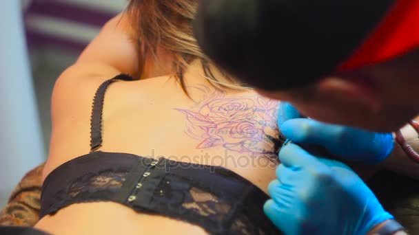 Mujer maestro tatuaje en la espalda — Vídeos de Stock