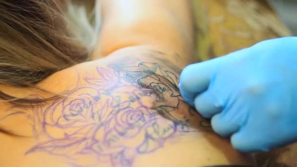 Tatouage maître femme sur le dos — Video