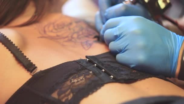 nő mester tetoválás a hátán