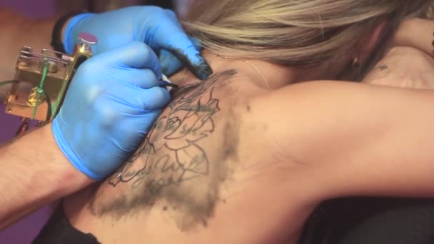 Kvinna master tatuering på baksidan — Stockvideo