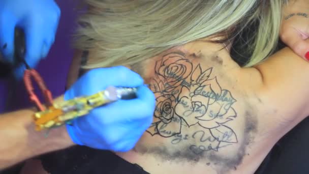 Vrouw master tattoo op rug — Stockvideo