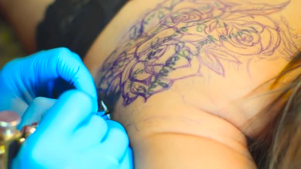 Donna master tatuaggio sul retro — Video Stock