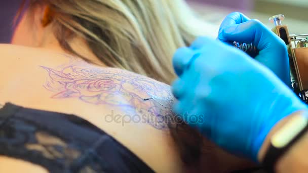 Tatouage maître femme sur le dos — Video