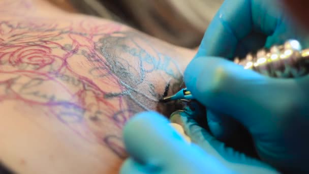 Vrouw master tattoo op rug — Stockvideo