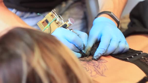 Mujer maestro tatuaje en la espalda — Vídeos de Stock