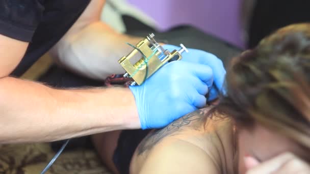Женщина мастер татуировка на спине — стоковое видео