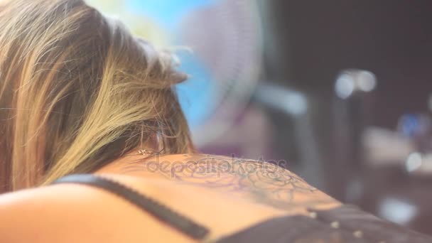 Tatuagem mestre mulher nas costas — Vídeo de Stock