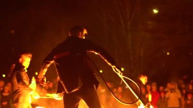 Novokuzneck, Rusya, 21.10.2017: ateş gösterisi sokakta