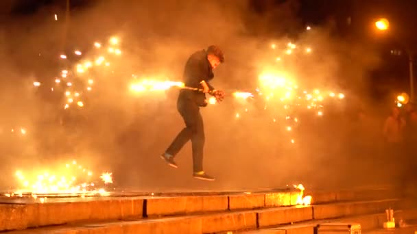 Novokuzneck, Rússia, 21.10.2017: show de incêndio na rua — Vídeo de Stock