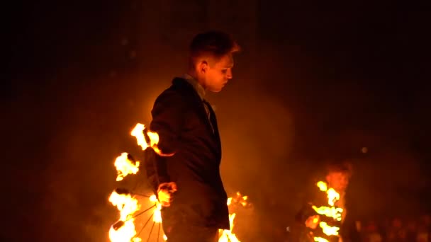 Novokuzneck, Rosja, 21.10.2017: Pokaż ogień na ulicy — Wideo stockowe