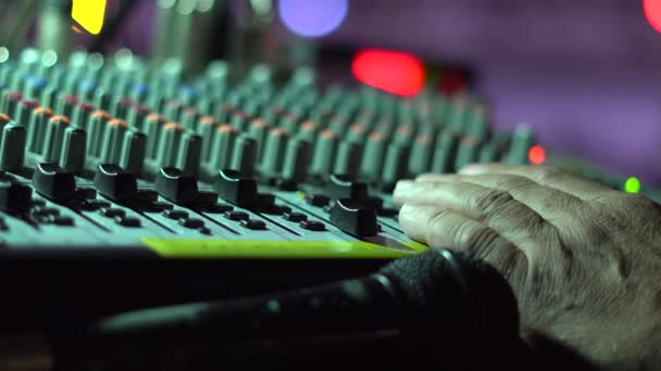 Le bureau de mixage au concert — Video