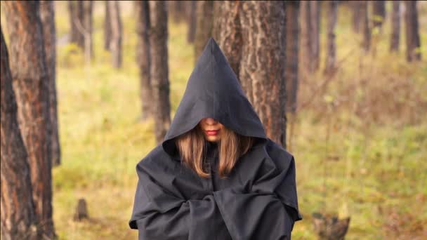 La bruja con capa en el bosque — Vídeo de stock