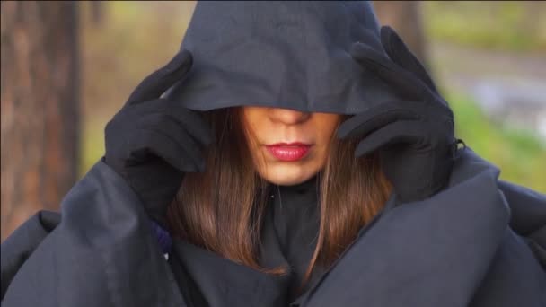 La bruja con capa en el bosque — Vídeo de stock