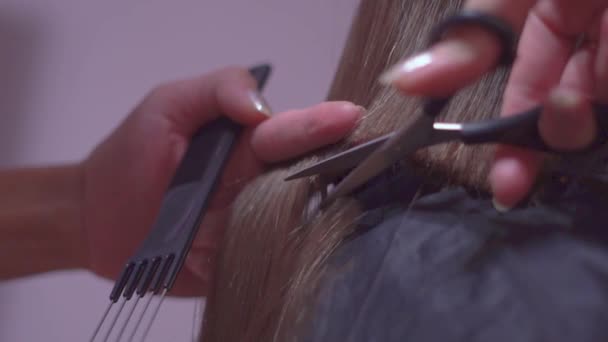 Frauen die Haare mit der Schere schneiden — Stockvideo