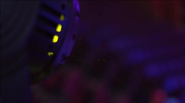 sahne ışıkları altında toz