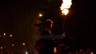 Novokuzneck, Rusya, 21.10.2017: ateş gösterisi sokakta