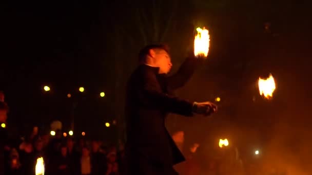 Novokuzneck, Rusia, 21.10.2017: espectáculo de fuego en la calle — Vídeos de Stock