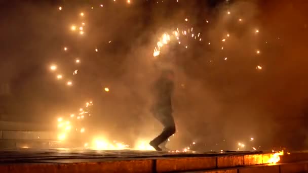 Novokuzneck, Rosja, 21.10.2017: Pokaż ogień na ulicy — Wideo stockowe