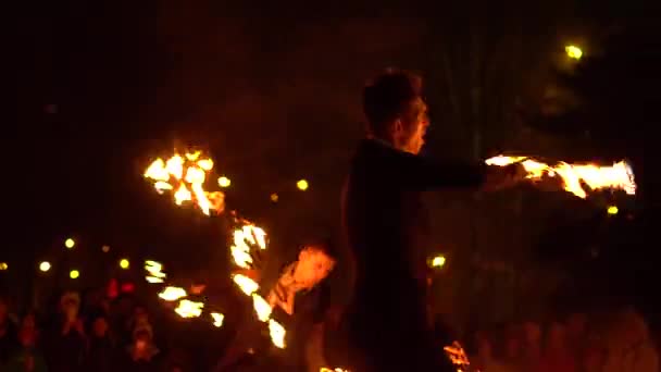 Novokuzneck, Rosja, 21.10.2017: Pokaż ogień na ulicy — Wideo stockowe