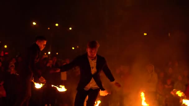 Novokuzneck, Російська Федерація, 21.10.2017: Вогняне шоу на вулиці — стокове відео