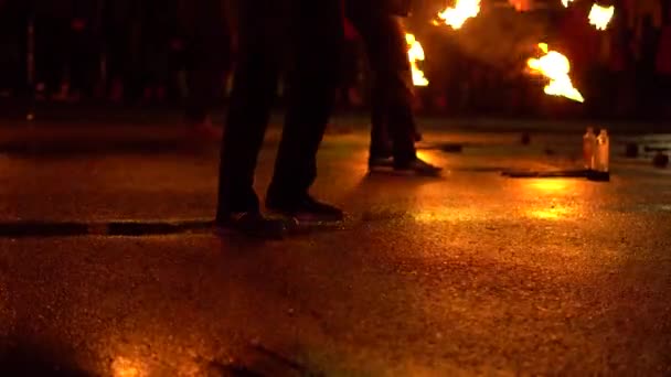 Novokuzneck, Російська Федерація, 21.10.2017: Вогняне шоу на вулиці — стокове відео