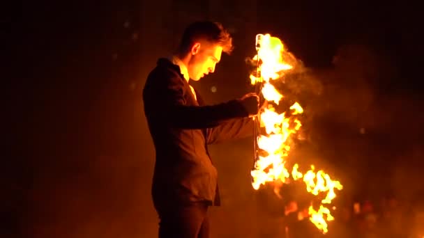 Novokuzneck, Ρωσία, 21.10.2017: φωτιά εμφάνιση στο δρόμο — Αρχείο Βίντεο
